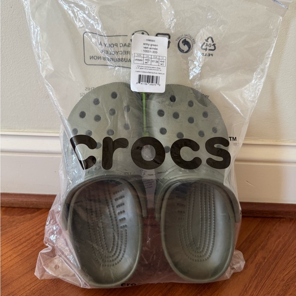 NWT Unisex Army Green Classic Crocs Size 5 Men’s/Size 7 Women’s - Picture 3 of 3